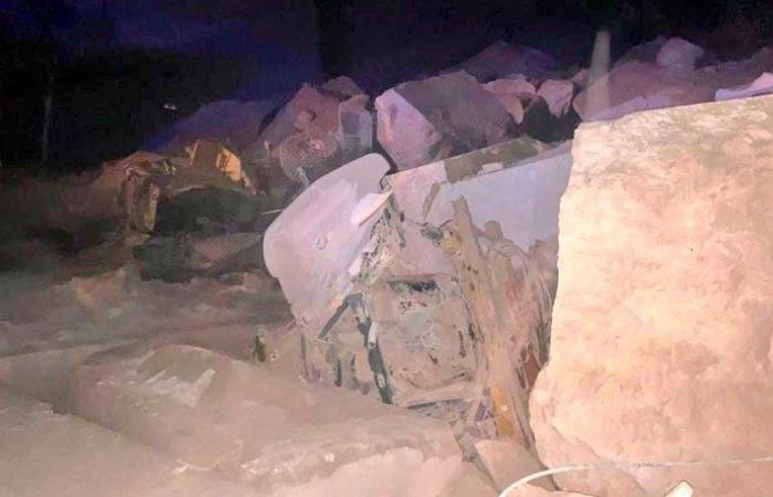 بالفيديو ـ عمال تحت الأنقاض إثر انهيار صخري في سلطنة عمان