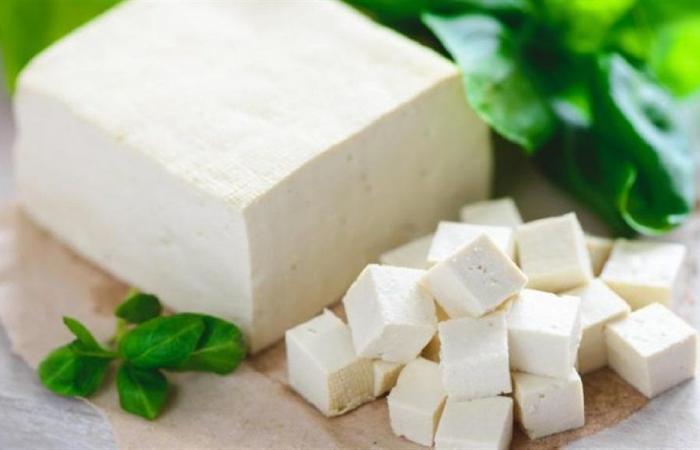 إقفال محل لبيع الألبان والأجبان في صور