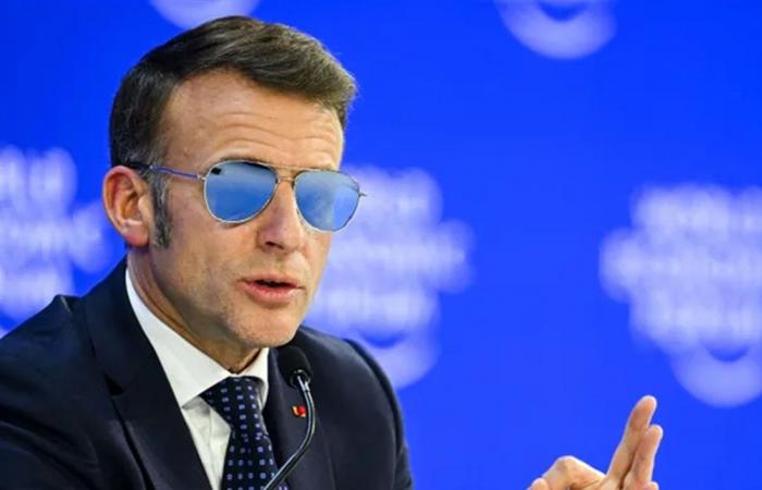 ماكرون والنظارات الزرقاء... ما القصة؟