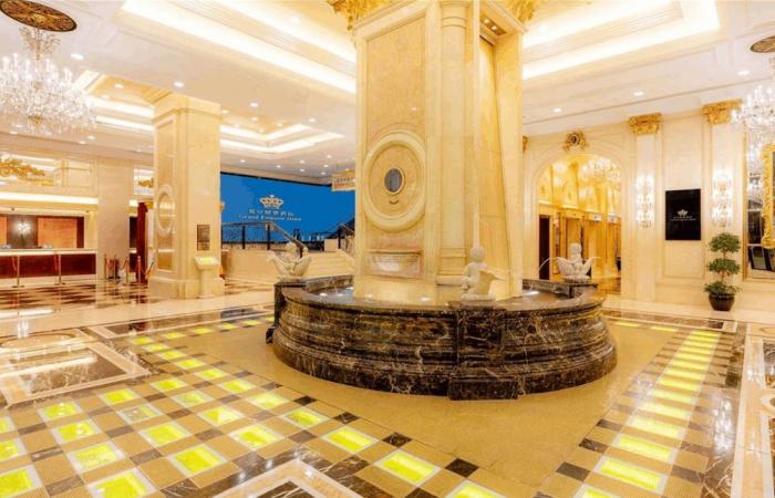 مع ارتفاع الذهب.. فندق يقتلع سبائك ذهبية تزين أرضية مدخله ويبيعها (صور)