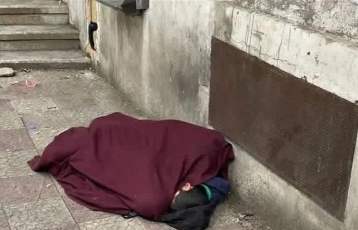 صورة مؤلمة من طرابلس.. طفلان افترشا الأرض يفطران القلوب