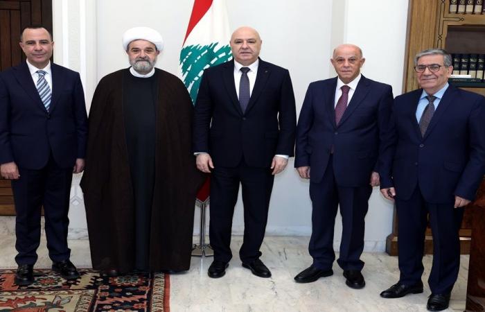 عون يتسلّم دعوة للمشاركة في إفطار رمضاني