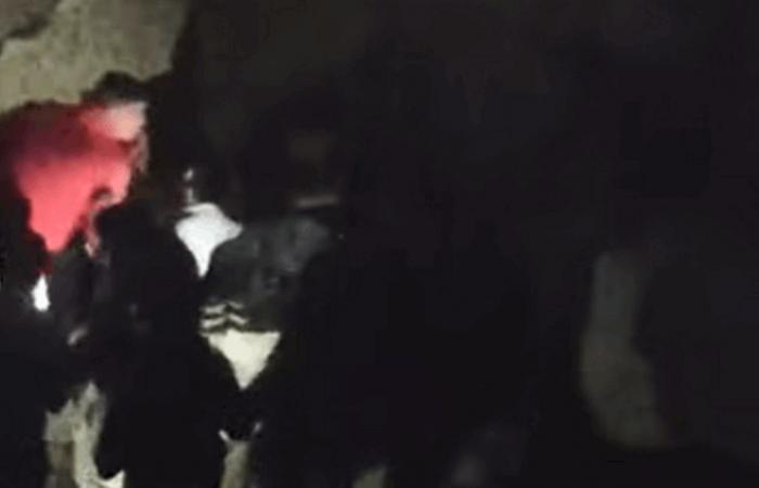 بالفيديو.. ميكروباص سقط بكامل ركابه داخل حفرة للصرف الصحي