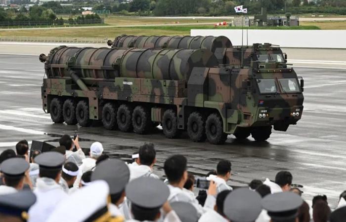 كوريا الشمالية تكشف عن قاذفة صواريخ نووية