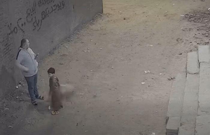 تفاصيل مؤلمة لحادثة إطلاق النار على أب وابنه في مصر!