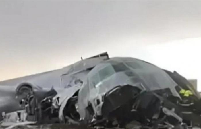 كانت محملة بالنقود.. تحطم طائرة في بوليفيا شاهدوا ماذا فعل السكان (فيديو)