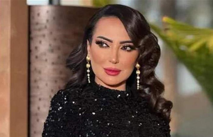 أمل عرفة تنشر صورة عفوية مع كلبها داخل المصعد