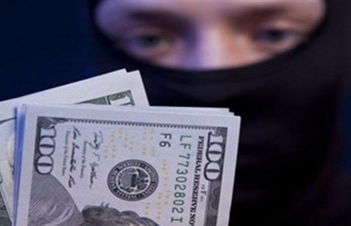 سرقة 200 ألف دولار من داخل سيارة!