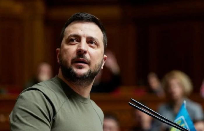 زيلينسكي يتهم روسيا بتزويد إيران بطائرات “شاهد” المسيرة