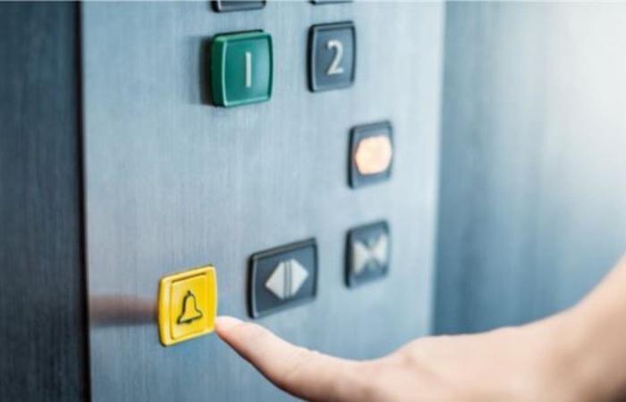 في مصر.. مواطن ينجو بأعجوبة بعد حجزه داخل مصعد