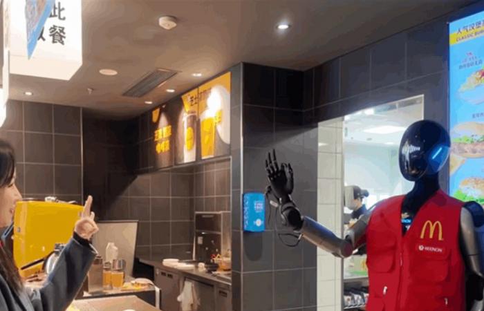 بالفيديو.. روبوتات بشرية المظهر لخدمة الزبائن داخل أهم مطاعم العالم