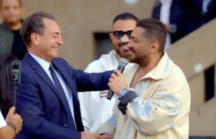 بالفيديو... سفير أوروبيّ يرقص "الدبكة" على المسرح مع تامر حسني!