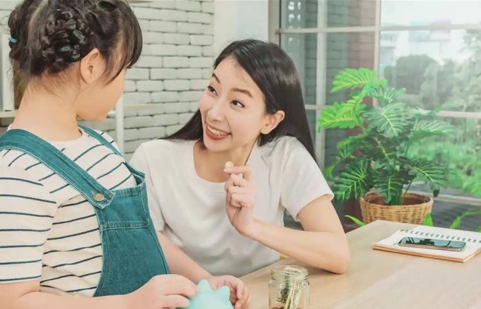 مصروف طفلكم ليس مجرد "خرجيّة".. إليكم كيف تحولونه إلى درس ذكي!