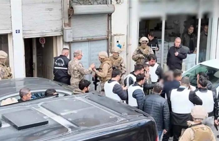 الشرطة التركية تستعين بمعالج نفسي لإنهاء احتجاز رهائن
