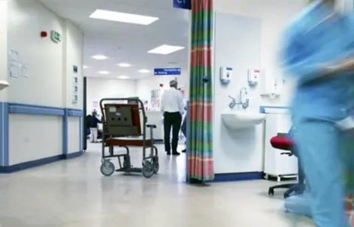 فنان شهير جدّاً خضع لعمليّة جراحيّة بعد تدهور وضعه الصحيّ... وفيديو له من داخل المستشفى