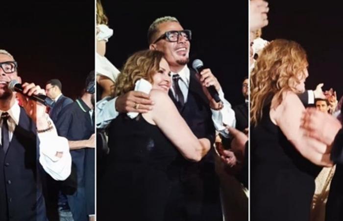 تغزلت به فأحرجها على المسرح.. شاهدوا ماذا حصل بين عمرو دياب ويسرا (فيديو)