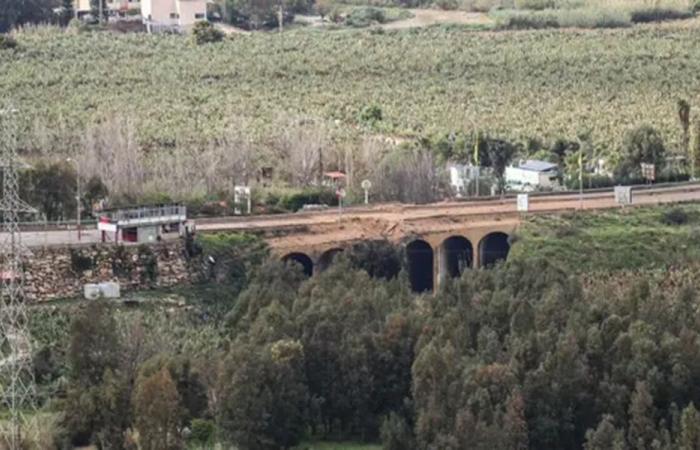 العثور على سيارة مطمورة تحت جسر القاسمية بعد استهدافه