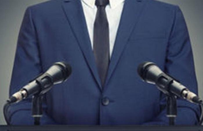 بالصورة... سياسيّ يُثير الجدل بسبب شاربه