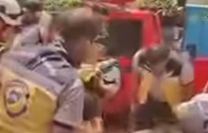 في سوريا... إنقاذ رجل وابنه بعدما سقطا في بئر عميق