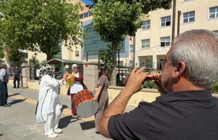 رقص وموسيقى شعبية أمام المحكمة… قصة طلاق تثير الجدل في تركيا