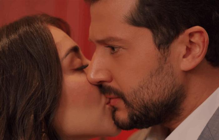 هي حفيدة الفنان الراحل إبراهيم مرعشلي.. قُبلة حميمة تجمع بطلي مسلسل "حب ع ورق" (فيديو)