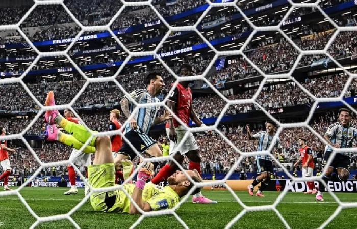 الأرجنتين إلى دور الـ32 بثنائية قياسية للأسطورة ميسي