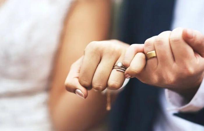 بخاتم تُقدَّر قيمته بمليون دولار... مغنية شهيرة تعلن خطوبتها من لاعب كرة قدم معروف (صور)