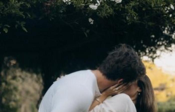 بخاتم تُقدَّر قيمته بمليون دولار... مغنية شهيرة تعلن خطوبتها من لاعب كرة قدم معروف (صور)