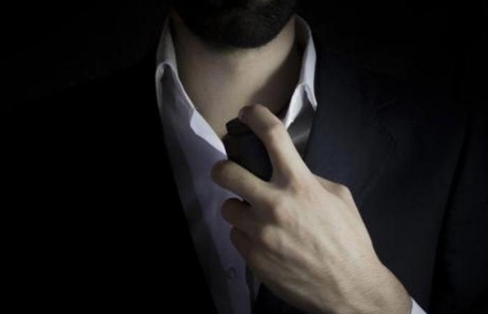 رئيس وزراء سابق يُثير الجدل... رقص مع حبيبته الفنانة وهو يحمل أداة لتنظيف المرحاض!