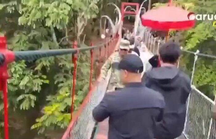 حادثة مروعة.. انهيار جسر معلّق خلال حفل افتتاحه (فيديو)