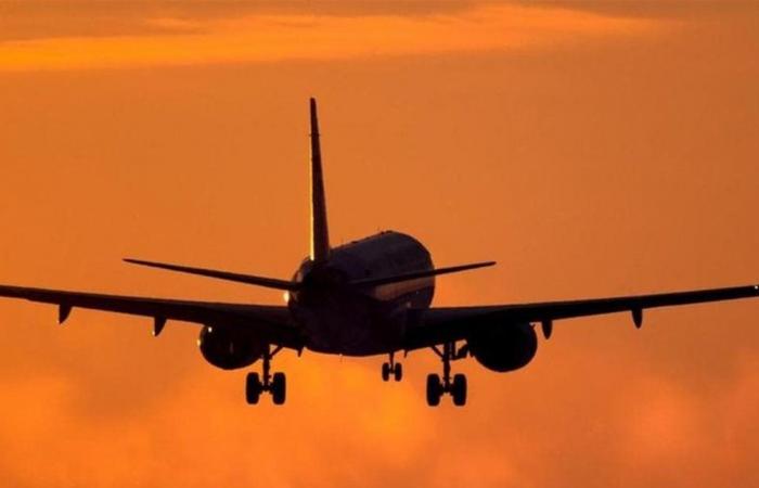 قبل الصعود إلى الطائرة... "مزحة" في مطار أميركيّ تتحوّل إلى عمليّة توقيف!