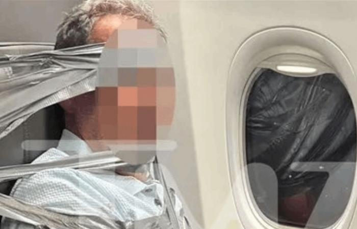 تقييد مسافر على متن طائرة بشريط لاصق.. هذا ما فعله (فيديو)