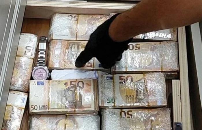 مخبأ غير اعتيادي.. العثور على ثروة داخل جدار إليكم القصة