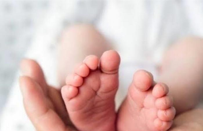 بعد أيام قليلة من ولادته.. فنان عربي شهير يُعلن وفاة حفيده بشكل مُفاجئ!