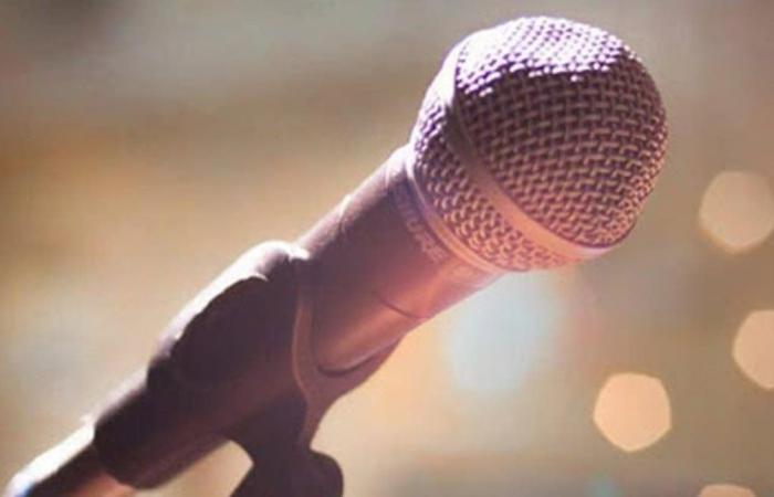 "البنطلون كان هيقع".. شاهدوا ماذا حصل مع فنان شهير في حفل زفاف (فيديو)