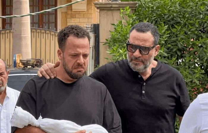 حزن وبكاء.. مشاهد مؤثرة من جنازة حفيد الفنان ماجد المصري الذي توفي بعد أيام قليلة من ولادته