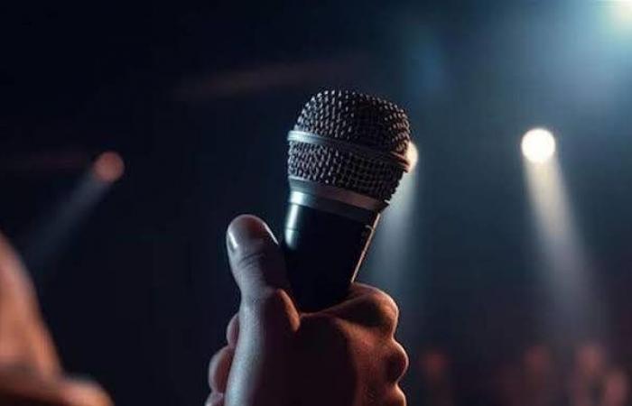 بعد فترة من الغياب.. فنان شهير يطل في أحد الأعراس بـ "لوك" جديد (صور)