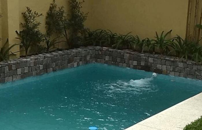 داخل المسبح.. العثور على فنان ميتاً