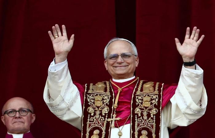 البابا لاوون يعود إلى الحشود بعد الجراحة
