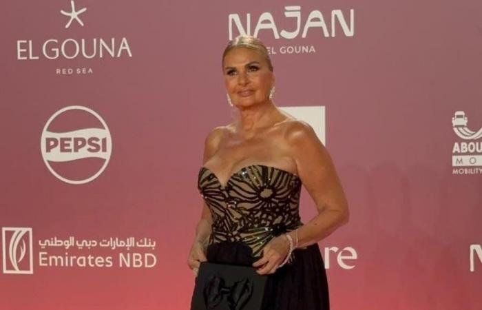 من توقيع المصمم ايلي صعب.. يسرا بفستان جريء في الجونة والجمهور يُهاجمها (فيديو)