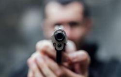 إطلاق نار يودي بحياة مدرسين أمام منزلهما