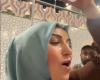 ما فعلته هذه السيدة أثناء أداء مناسك العمرة يُثير الجدل.. شاهدوا الفيديو